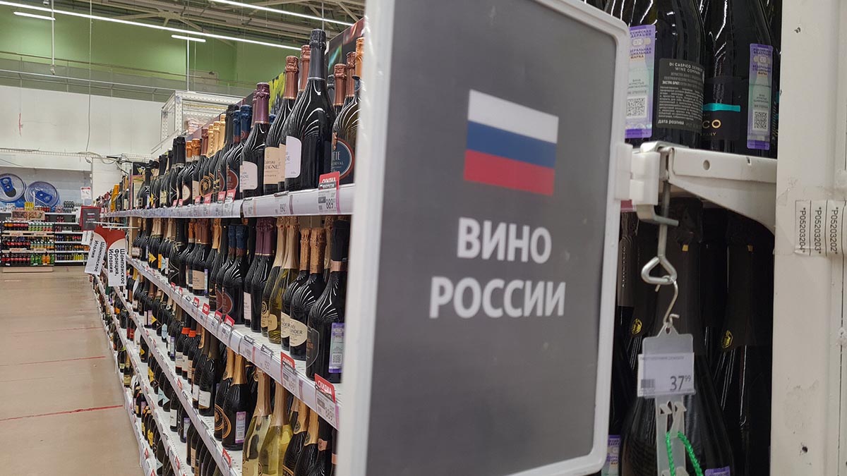 Правительство одобрило эксперимент по продаже вина через сайт «Почты России»