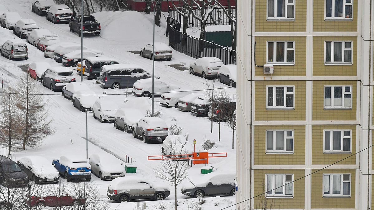 Полицейские поймали водителя, протаранившего восемь машин в московском дворе