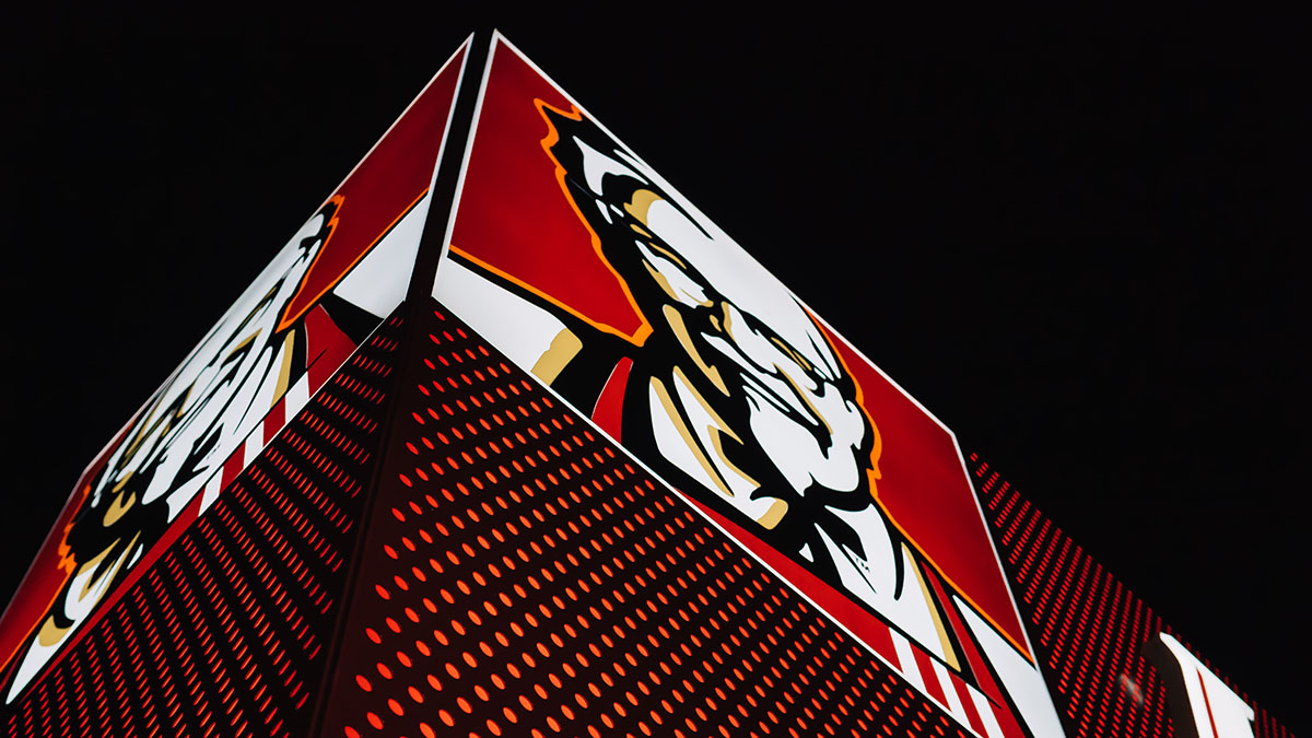 Бывший KFC подал заявки на регистрацию нового логотипа и бренда Rostic's