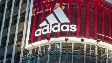 Adidas анонсировала закрытие магазинов на территории России