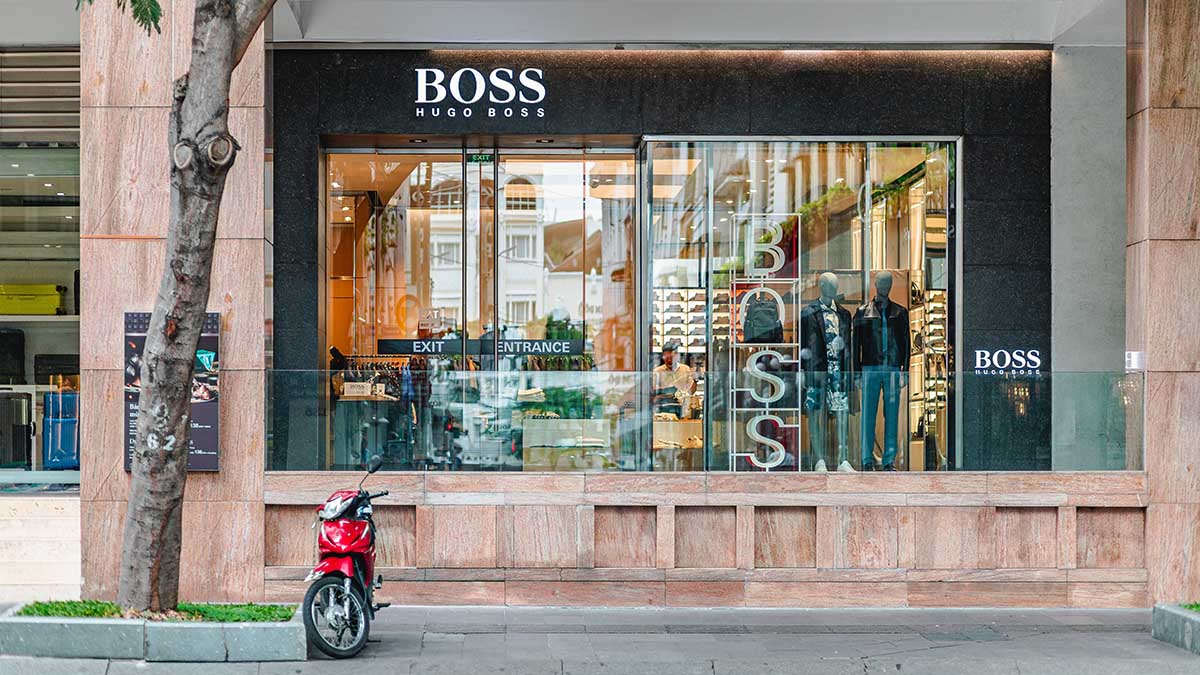 Компания Hugo Boss приостановила все продажи в России