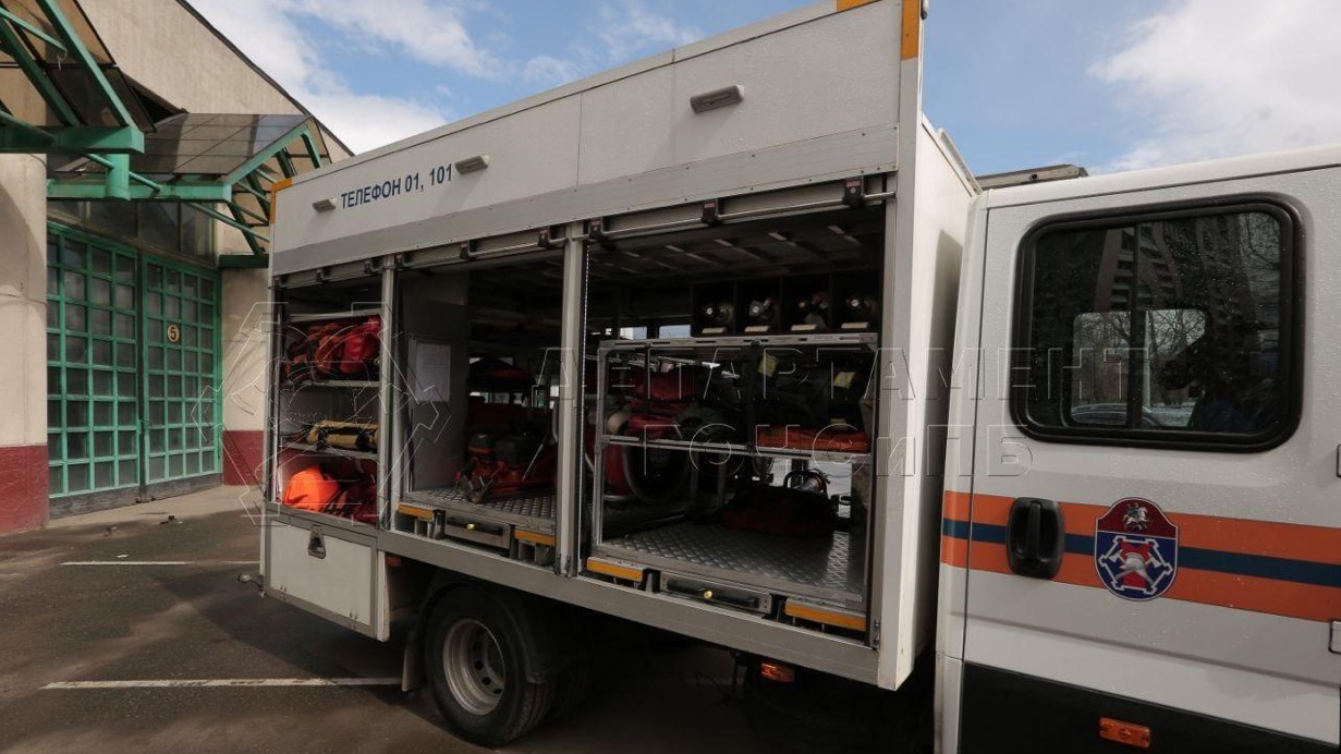 Неадекватного мужчину сняли с крыши на востоке Москвы