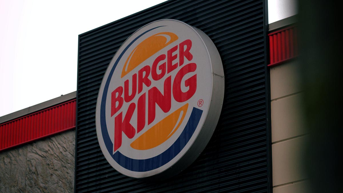 «Бургер Кинг» уволили сотрудника, поздравившего в новогоднюю ночь «Вкусно — и точка»