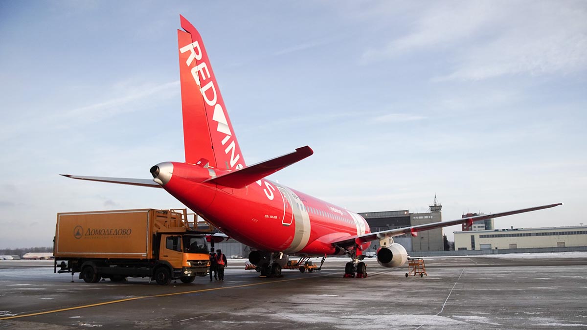 СМИ: Самолет не смог улететь из Жуковского в Тель-Авив из-за поврежденного стекла