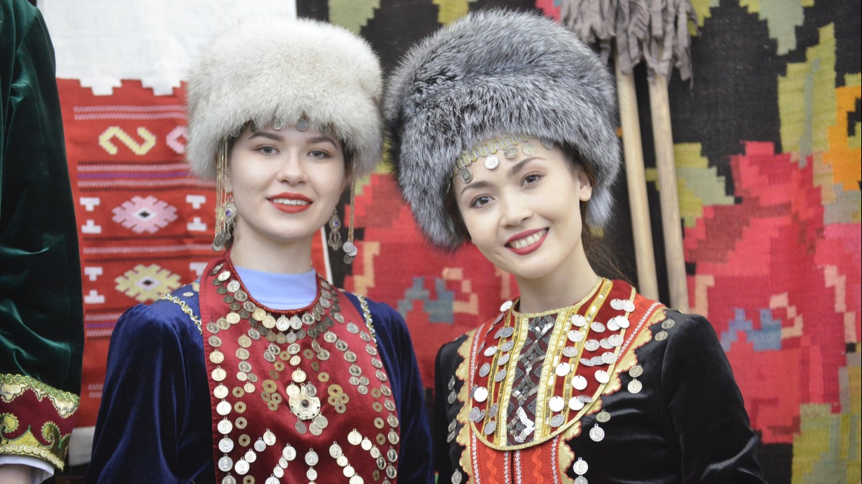 Участницы делегации из Башкирии Карина Ярмиева и Алсу Хасаева (слева направо) пришли на туристическую выставку в традиционных нарядах. Они предлагали посетителям травяной чай и национальные сладости
