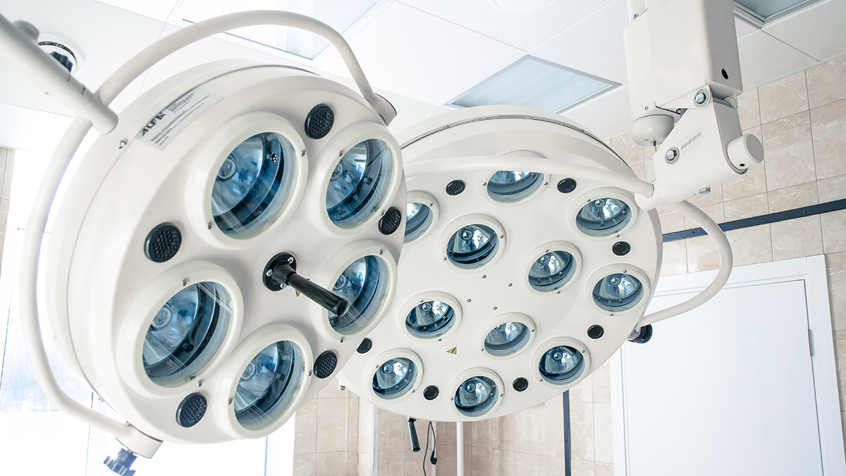 Донецкие врачи провели операцию в бронежилетах и касках