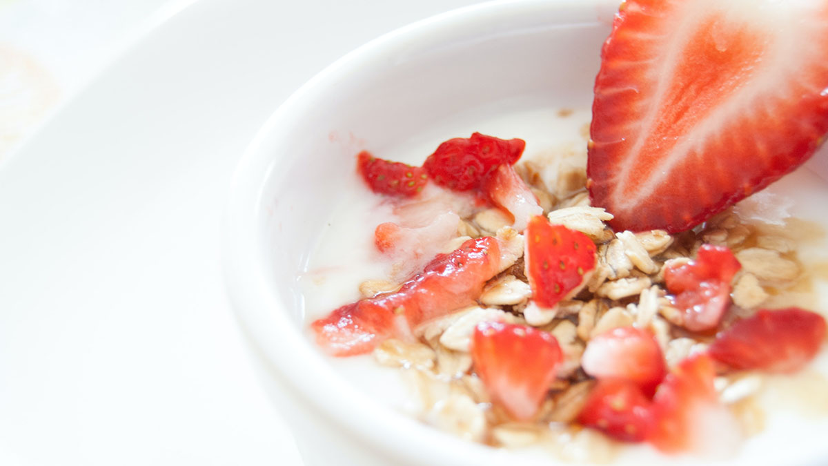 Диетолог перечислила продукты, которыми можно заменить фруктовый йогурт