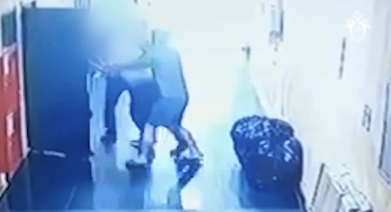 Появилось видео нападения пьяного мужчины, откусившего собутыльнику ухо на северо-востоке Москвы