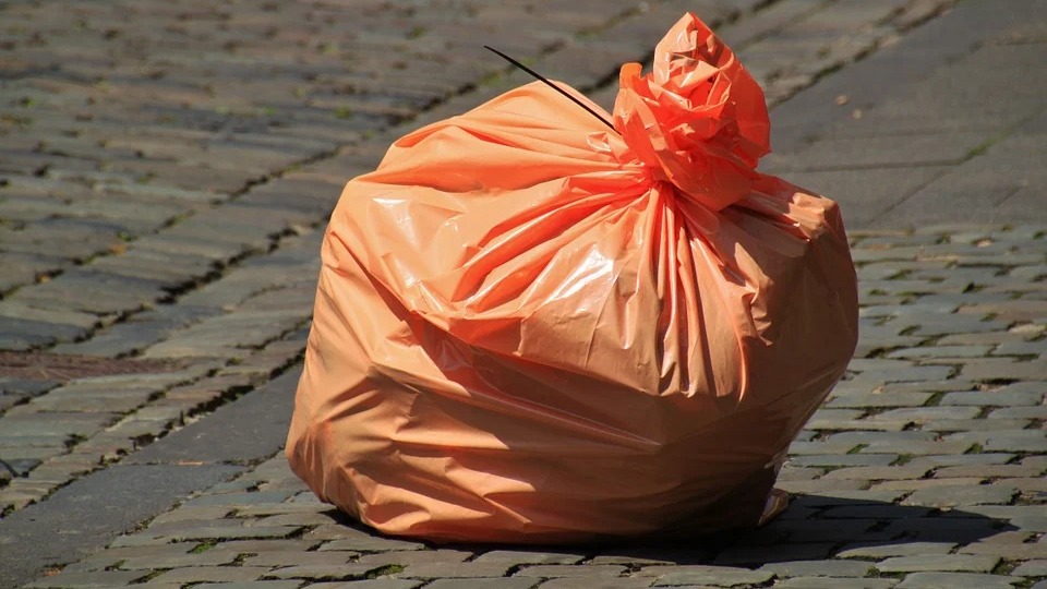 Москвич случайно выкинул в мусор 13 миллионов рублей