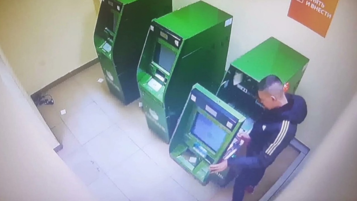 Мужчина вскрыл банкомат в Люберцах и похитил пустой кассовый приемник вместо 14 миллионов