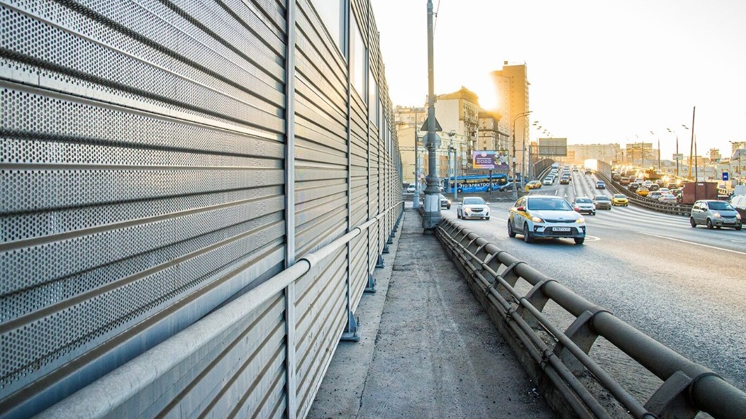 Шумозащитный экран установили на Рижской эстакаде в столице