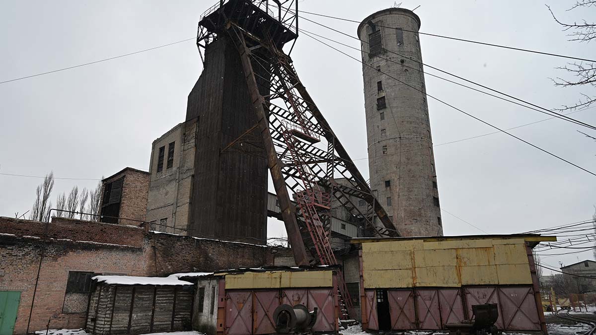 Два человека пострадали при обрушении горной породы на шахте под Свердловском