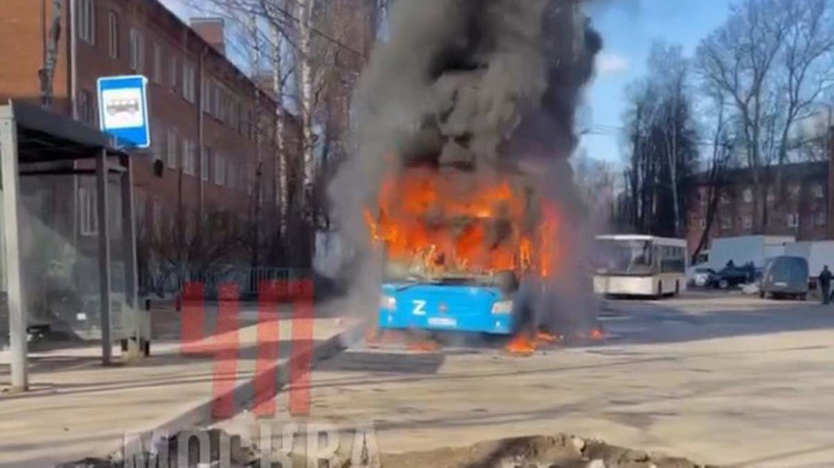 Автобус загорелся в подмосковной Лобне. Видео