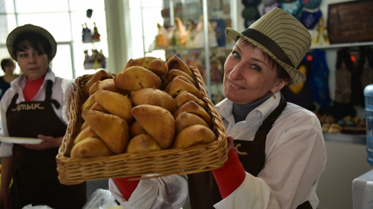 Наталья Ганиева с традиционной для празднования Навруза выпечкой — эчпочмаками