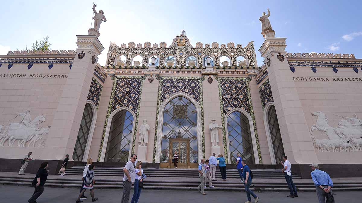 Рады каждому гостю: павильон «Казахстан» знакомит с национальными обычаями