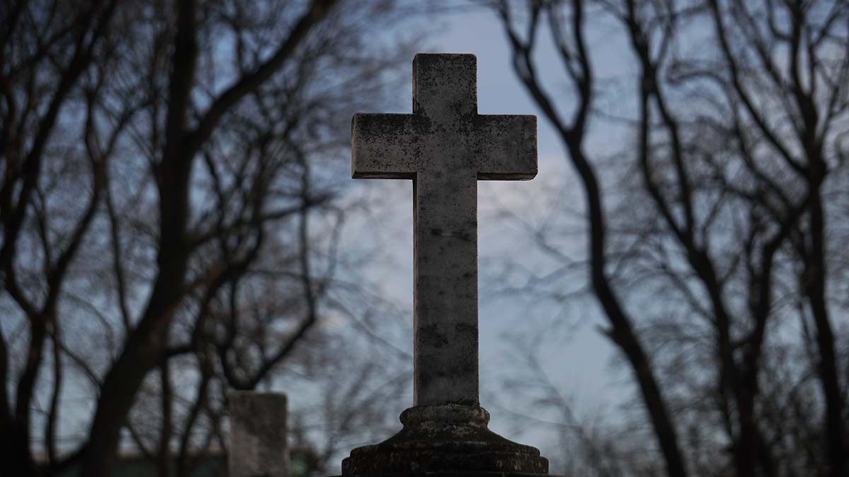 Женщина потеряла дочь после родов и спустя 18 лет нашла в ее могиле чужие кости
