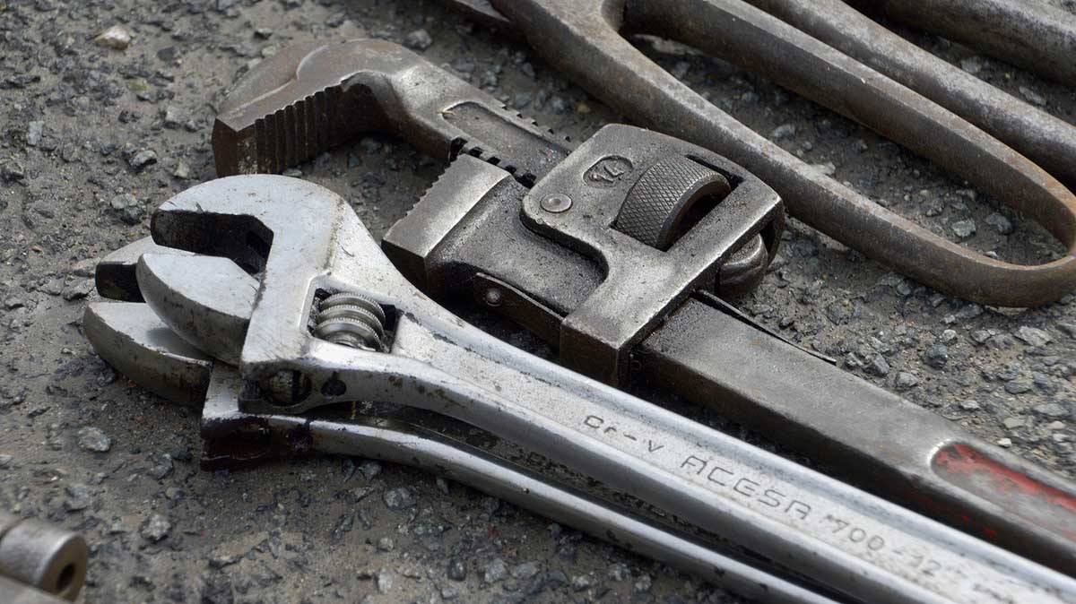 Суд отправил в СИЗО мужчину, избившего маленькую дочь и сожительницу водопроводным ключом