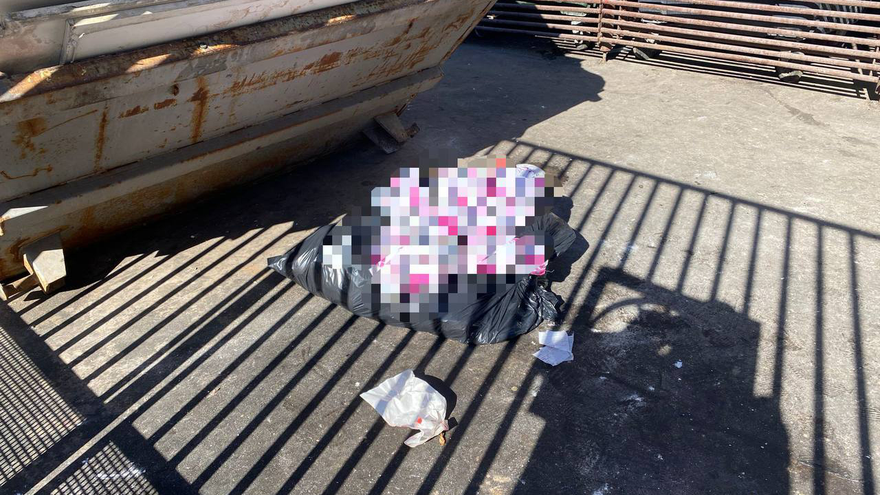 Девочку нашли в мусорном баке. Мëртвый младенец в мусорке. Трупы детей в контейнере.