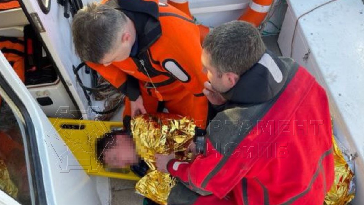 Мужчина упал с Крылатского моста в Москву-реку