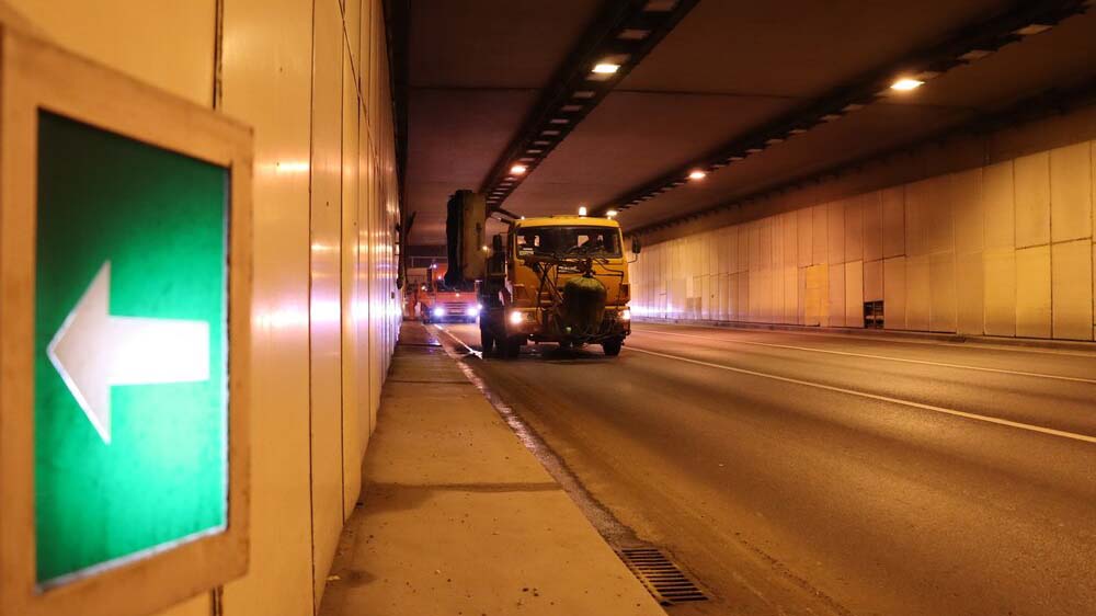 Столичные службы начали промывку Лефортовского тоннеля