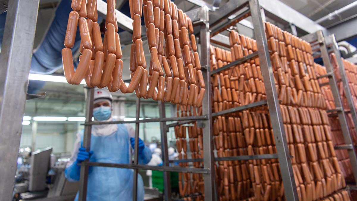 «Мясной клей» обнаружили в твороге, сосисках и колбасе российских производителей