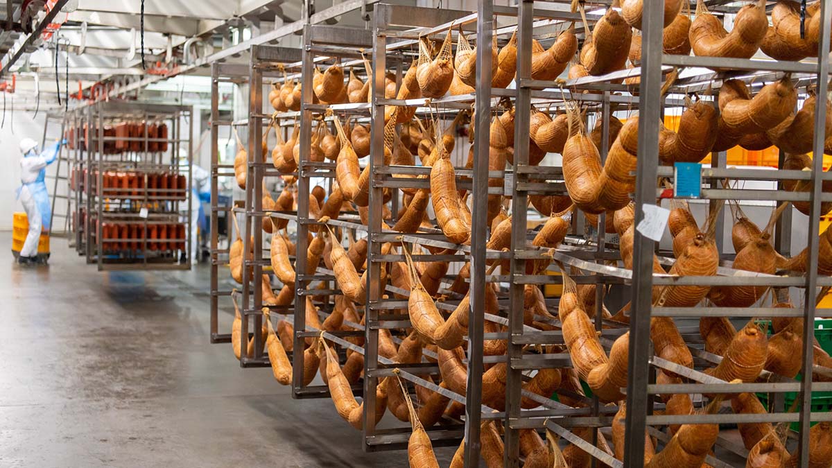 Производители сосисок и колбасы рассказали о дефиците пищевой оболочки в России