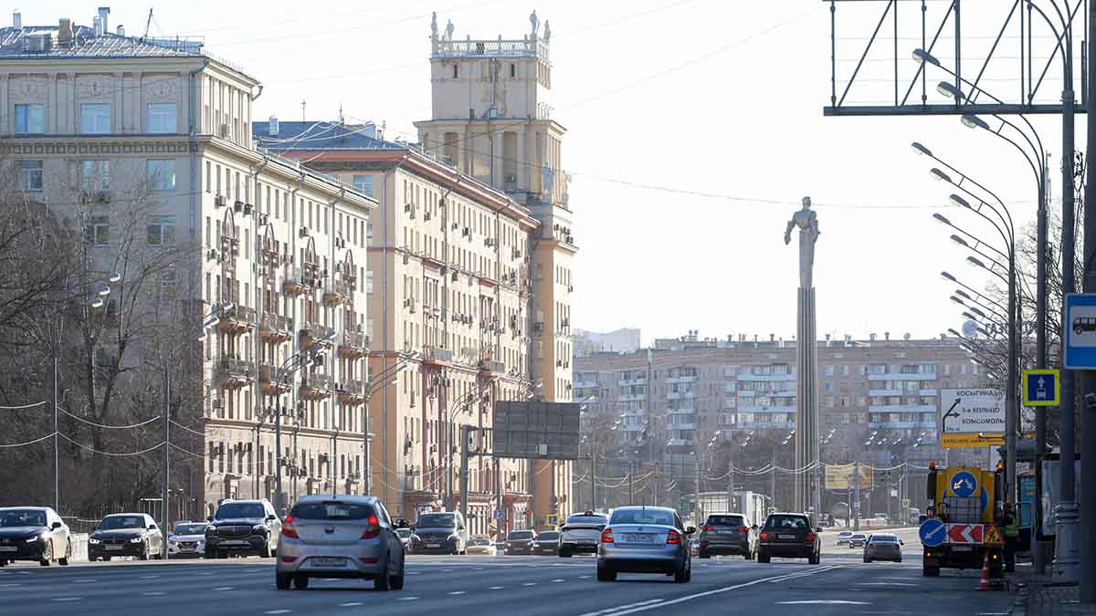 Москвичам объяснили, когда лучше переобувать автомобиль