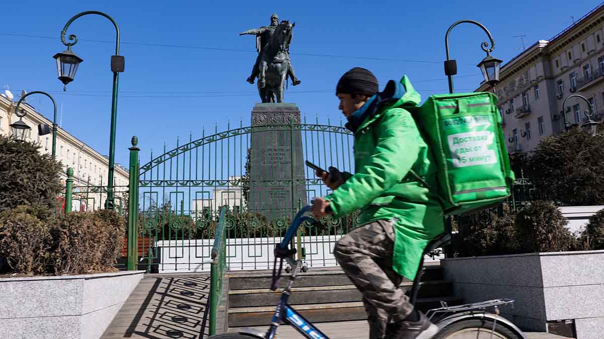 Экстренные службы освободили проезжую часть после ДТП с велосипедистом в Раменках