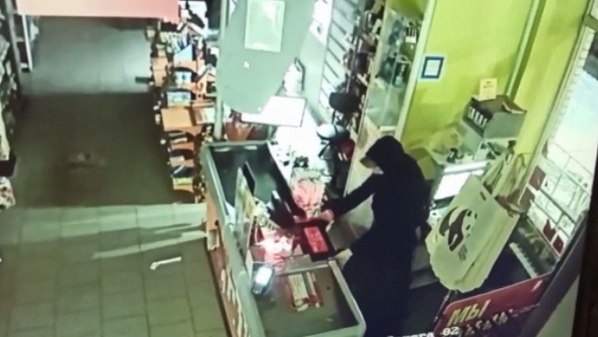 Серийный вор обокрал кофейню, магазин и иномарку почти на 200 тысяч рублей. Видео 