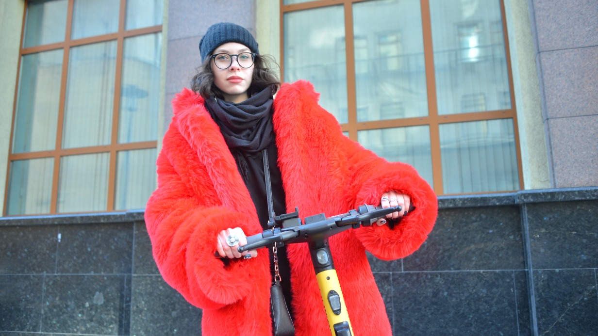 Елена Добровинская начала пользоваться арендой самокатов сразу, как только начало теплеть. Чаще всего девушка пользуется пунктом на Маяковской