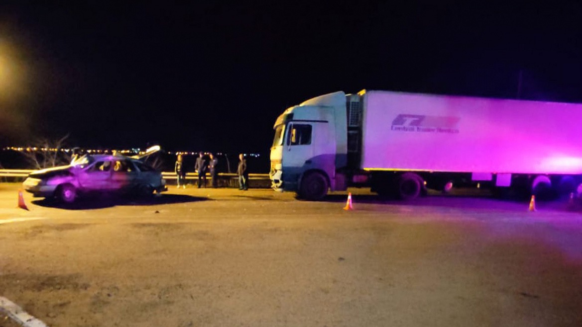 Грузовик столкнулся с легковым автомобилем на трассе Краснодар — Ейск