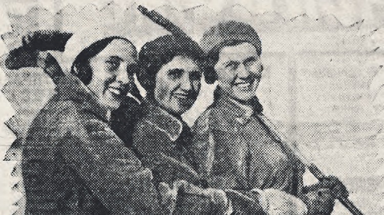 Фото хоккеисток, вы- шедшее в «Вечерней Москве» в 1934 году. Слева на снимке Галина Малец