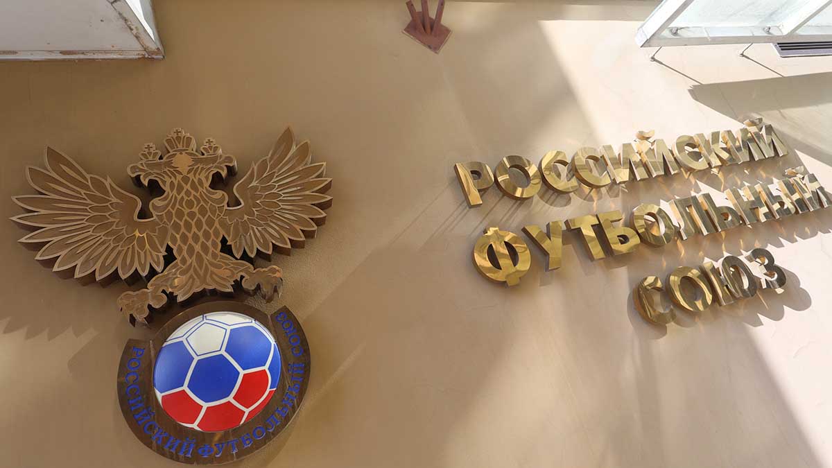 ФИФА до 2024 года продлила разрешение приостанавливать контракты с российскими клубами 