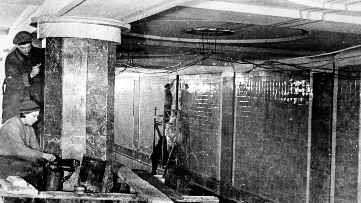 Рабочие ведут облицовочные работы в вестибюле станции метро «Красносельская»