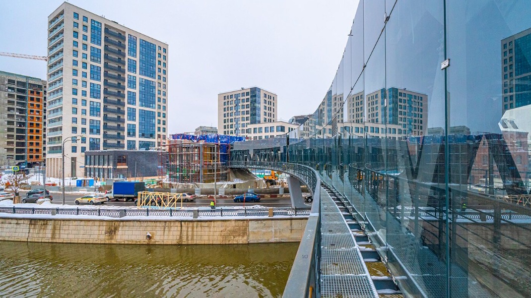 На пешеходном мосту через Яузу смонтировали лифты