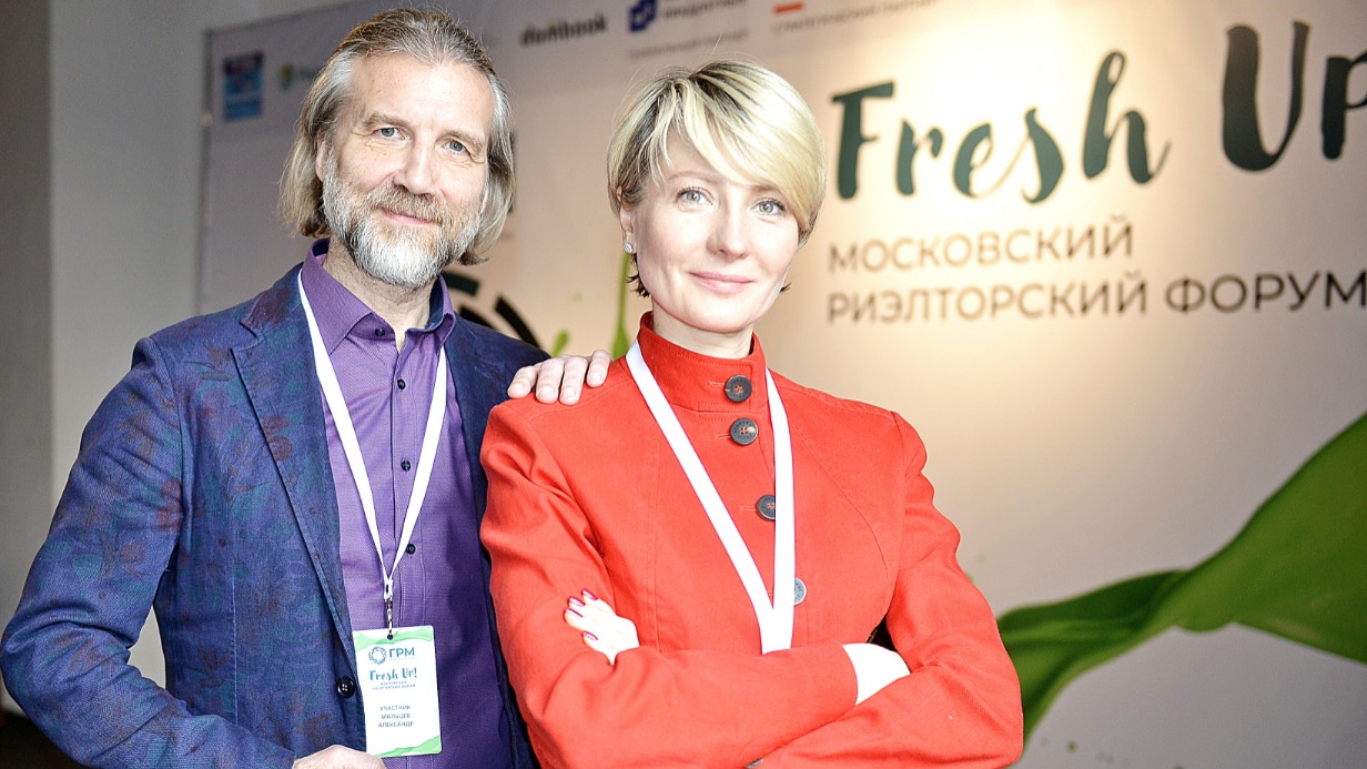 Вице-президент Гильдии риелторов Москвы Александр Мальцев и руководитель проектов ГРМ Лина Кочекаева во время форума беседовали с представителями банковских организаций, компаний по подбору недвижимости о перспективах рынка в столичном регионе