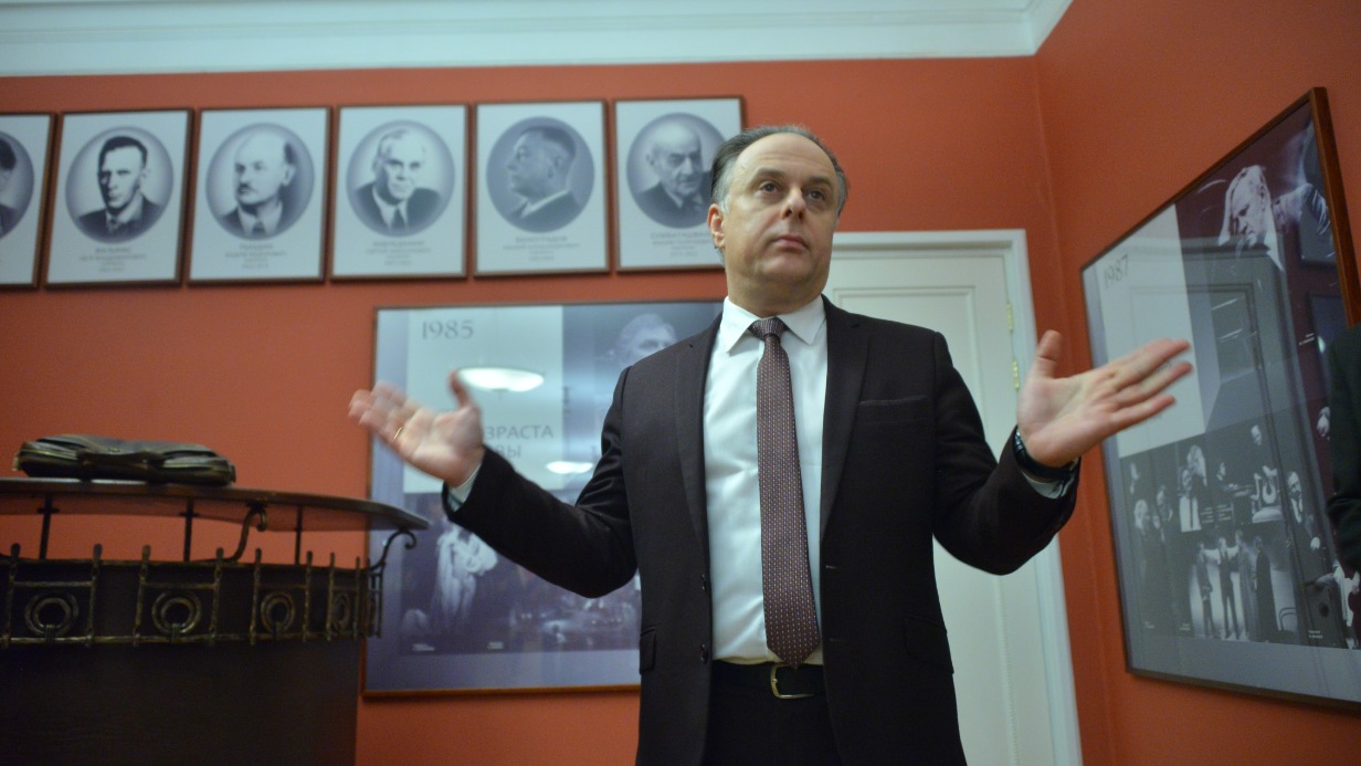 Директор Государственного академического театра имени Евгения Вахтангова Кирилл Крок провел экскурсию по закулисью в честь акции «Ночь театров». Он показал зрителям те помещения, которые обычно посещают только артисты и сотрудники учреждения: костюмерные, гримерки и т.д.