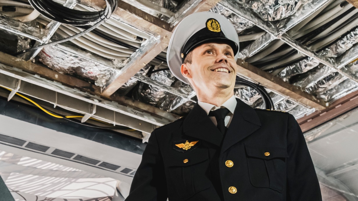 Капитан речного электротрамвая Алексей Зюзькевич за штурвалом судна