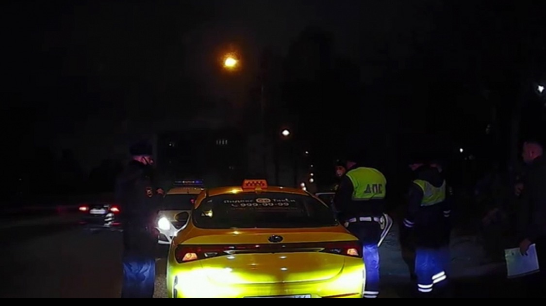 Двое приезжих подвезли москвича на такси, ограбив на шесть тысяч рублей