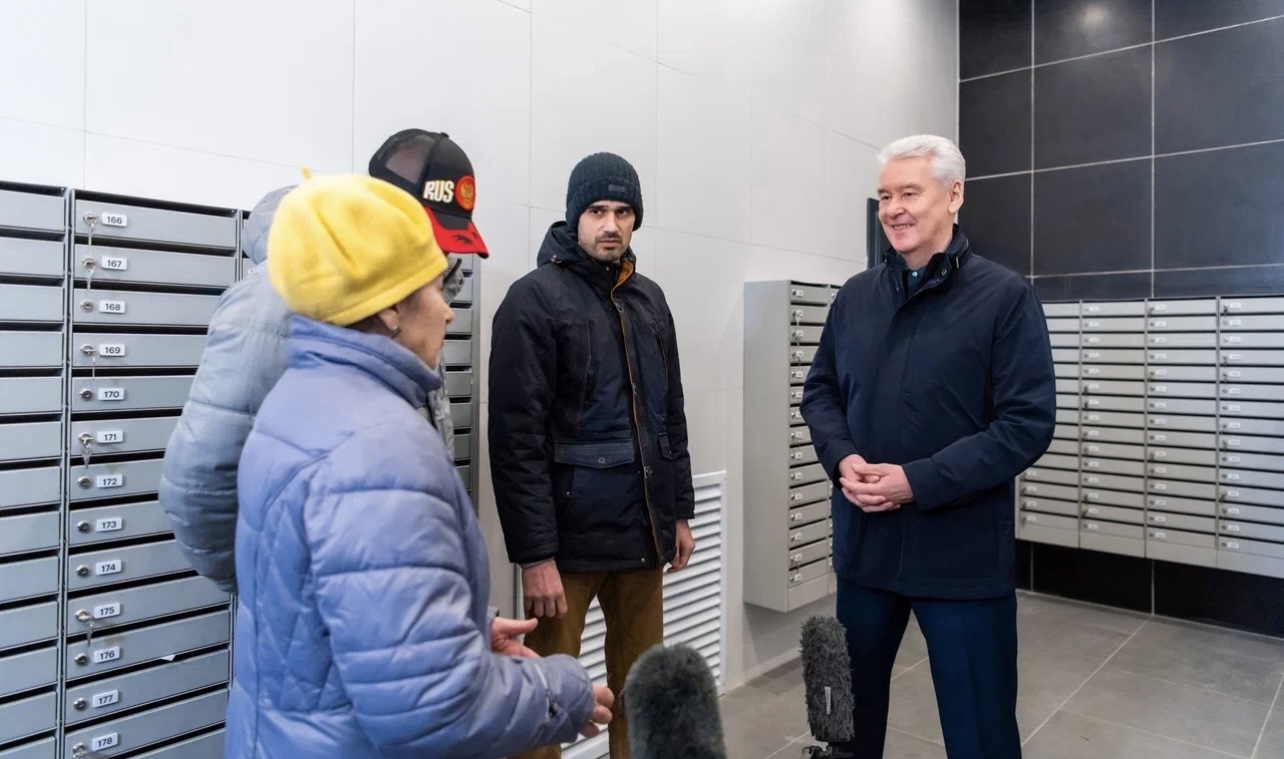 Собянин осмотрел первый заселяемый по реновации дом в районе Рязанский