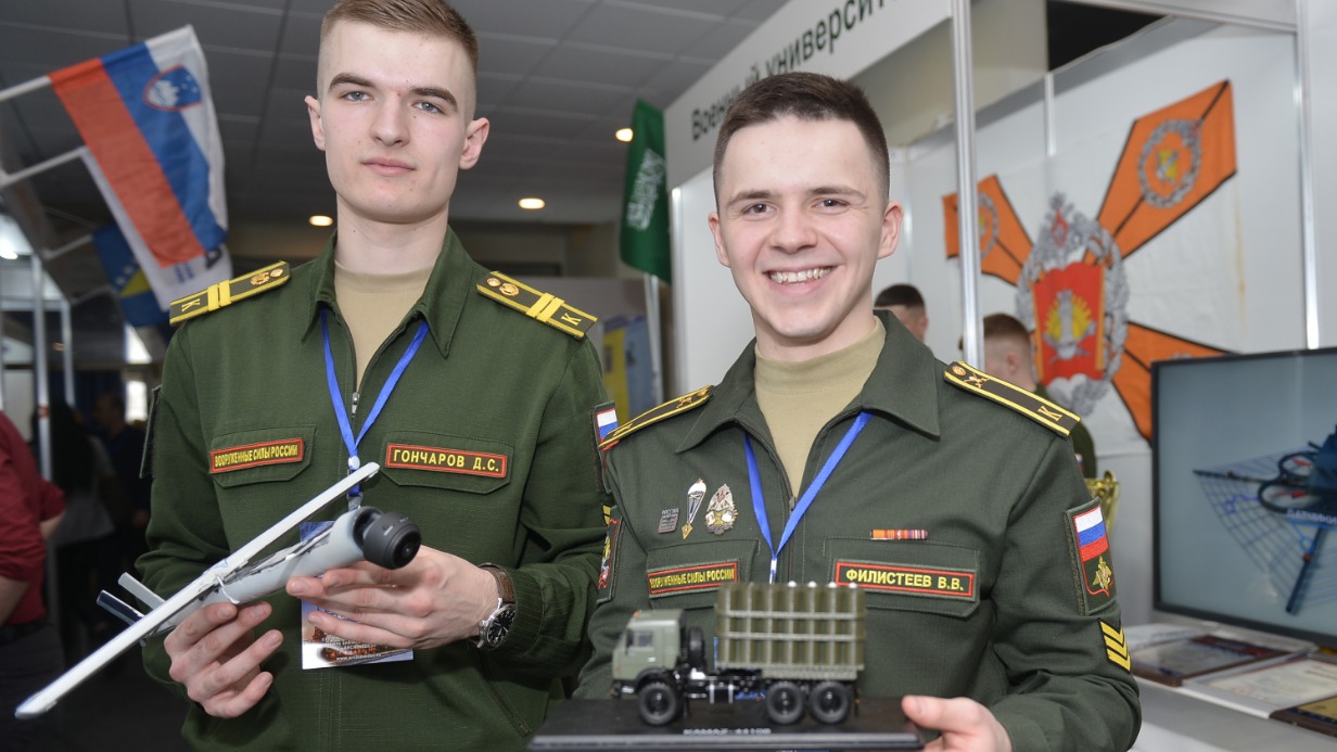 Студенты Военного университета Министерства обороны России Данила Гончаров (слева) и Виктор Филистеев представляют свои разработки на открытии салона «Архимед». Данила Гончаров разработал разведывательно-ударный комплекс. Беспилотник с видеокамерой позволит записывать события военных конфликтов