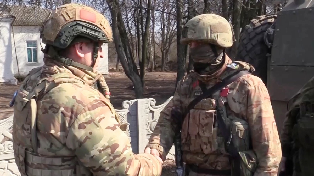 Командующий войсками ЦВО Александр Лапин (слева) награждает участника спецоперации