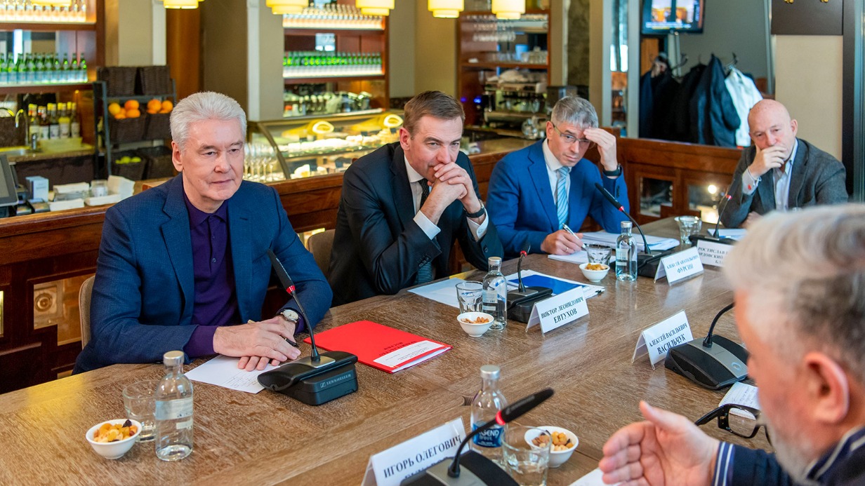 Мэр Москвы Сергей Собянин, замминистра промышленности и торговли России Виктор Евтухов и руководитель столичного Департамента предпринимательства и инновационного развития Алексей Фурсин (слева направо) обсудили меры поддержки с представителями сферы общепита