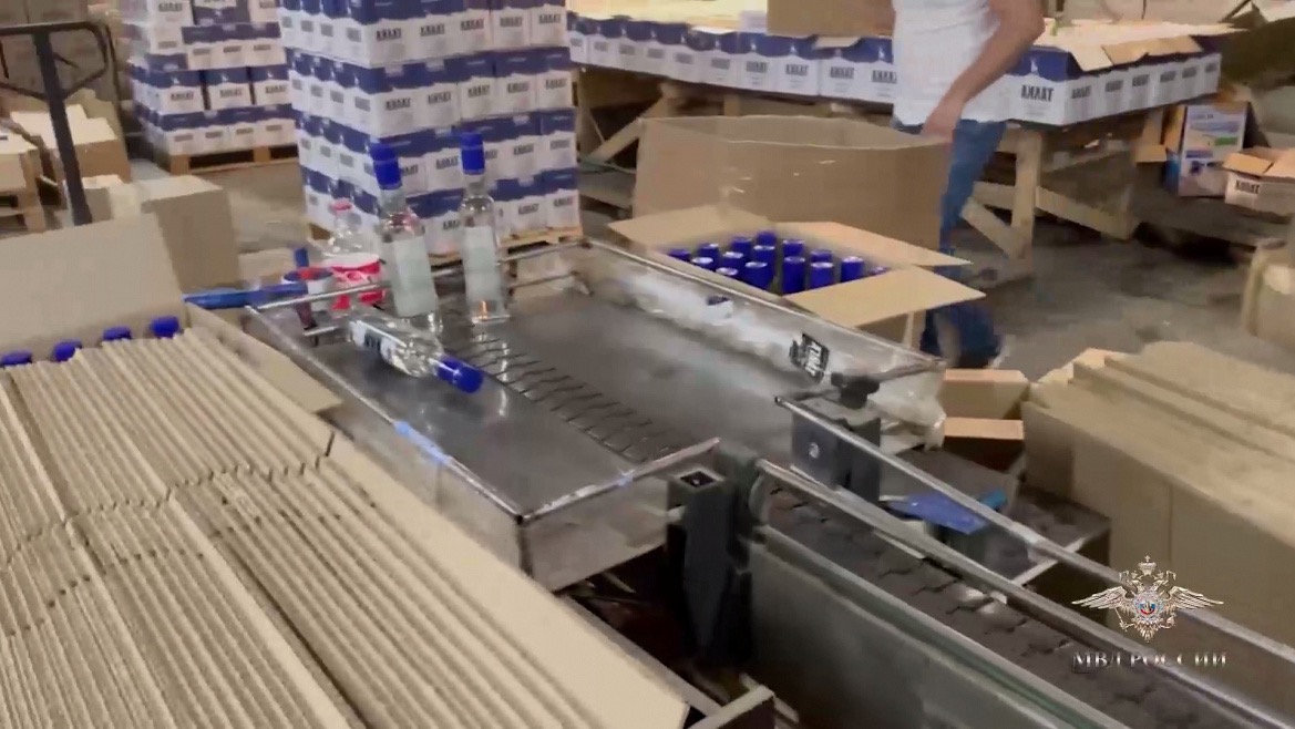 Полицейские обнаружили подпольный цех по изготовлению алкоголя