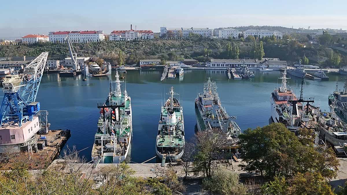 Губернатор Севастополя сообщил об атаке беспилотника на штаб Черноморского флота