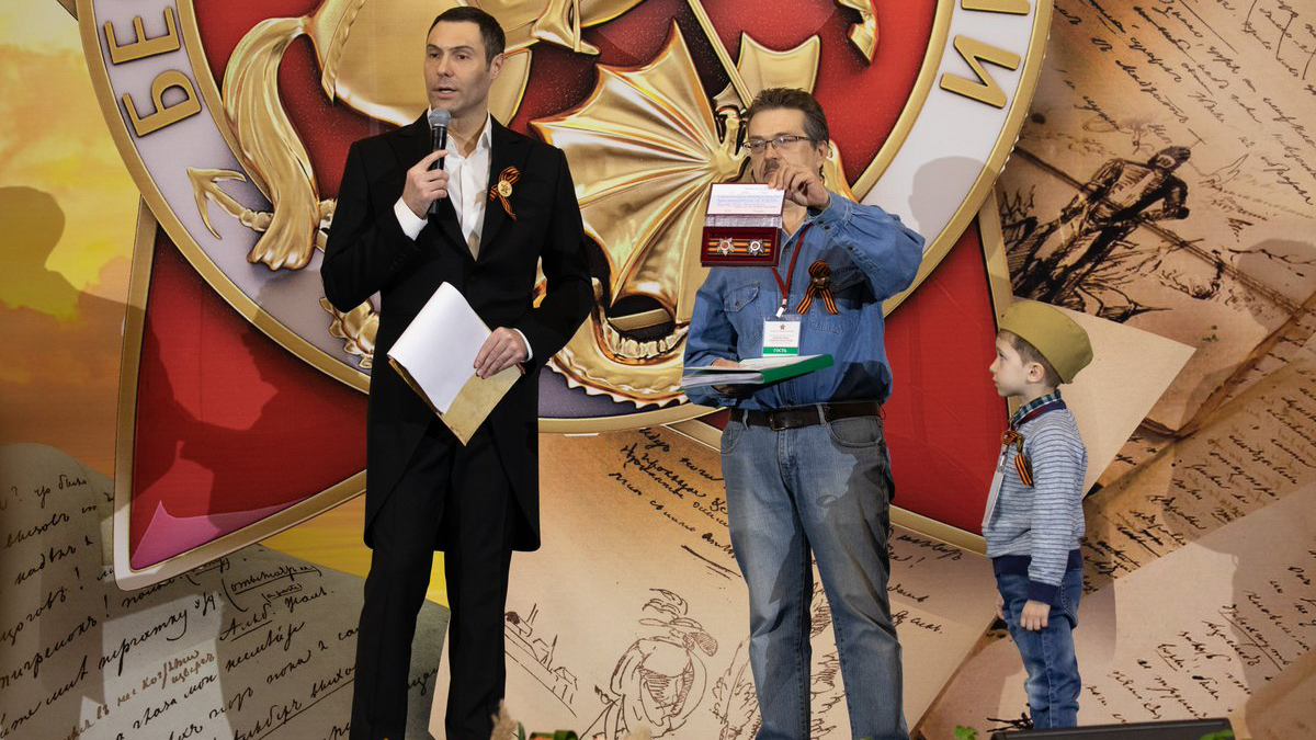 В Музее Победы правнукам фронтовика вручили боевой орден их предка