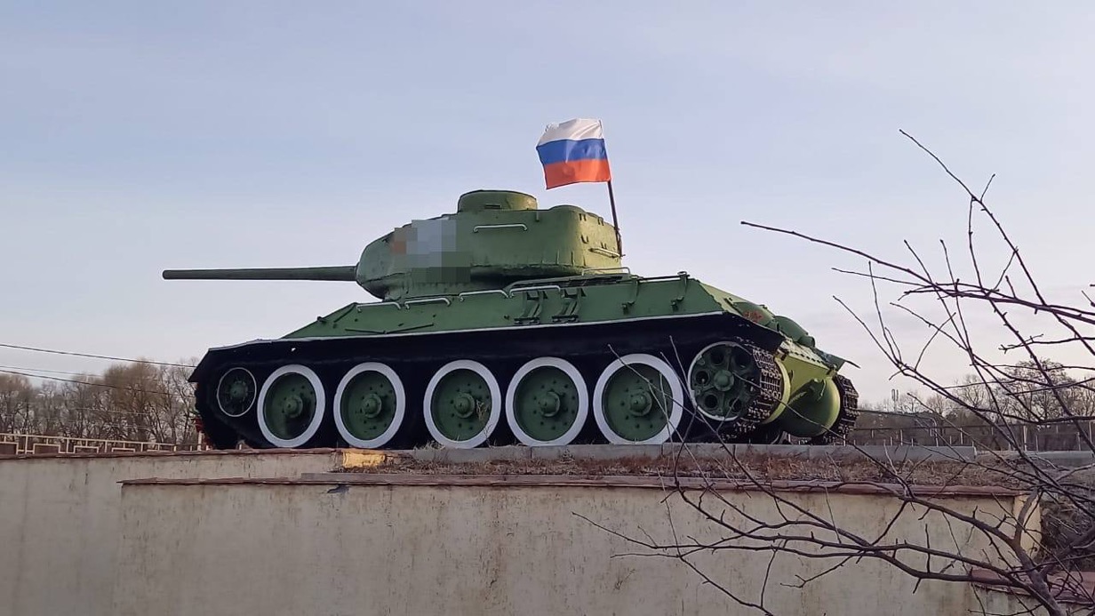 Неизвестные нарисовали фашистские символы на памятнике воинам-танкистам в Подмосковье