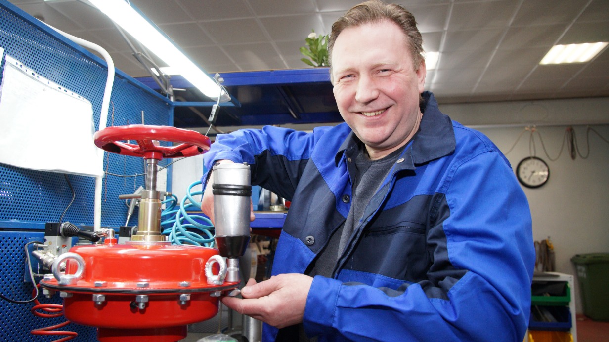 Сборщик завода по производству трубопроводной арматуры Виктор Савин за работой. Руководство предприятия высоко оценило решение о докапитализации Фонда поддержки промышленности