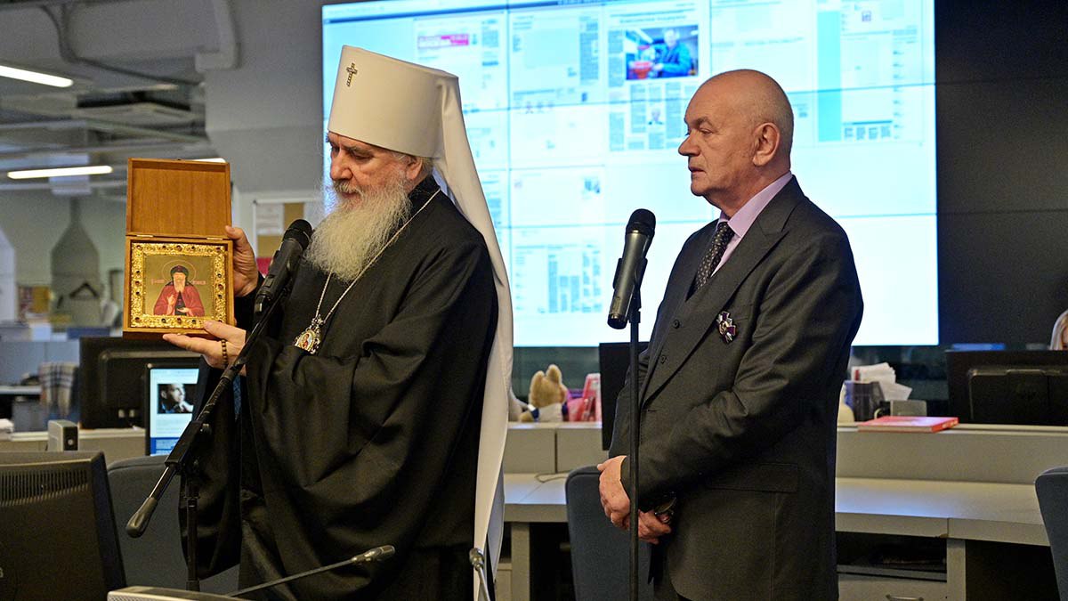 Митрополит Калужский и Боровский Климент вручил награду главному редактору «Вечерней Москвы» Александру Куприянову