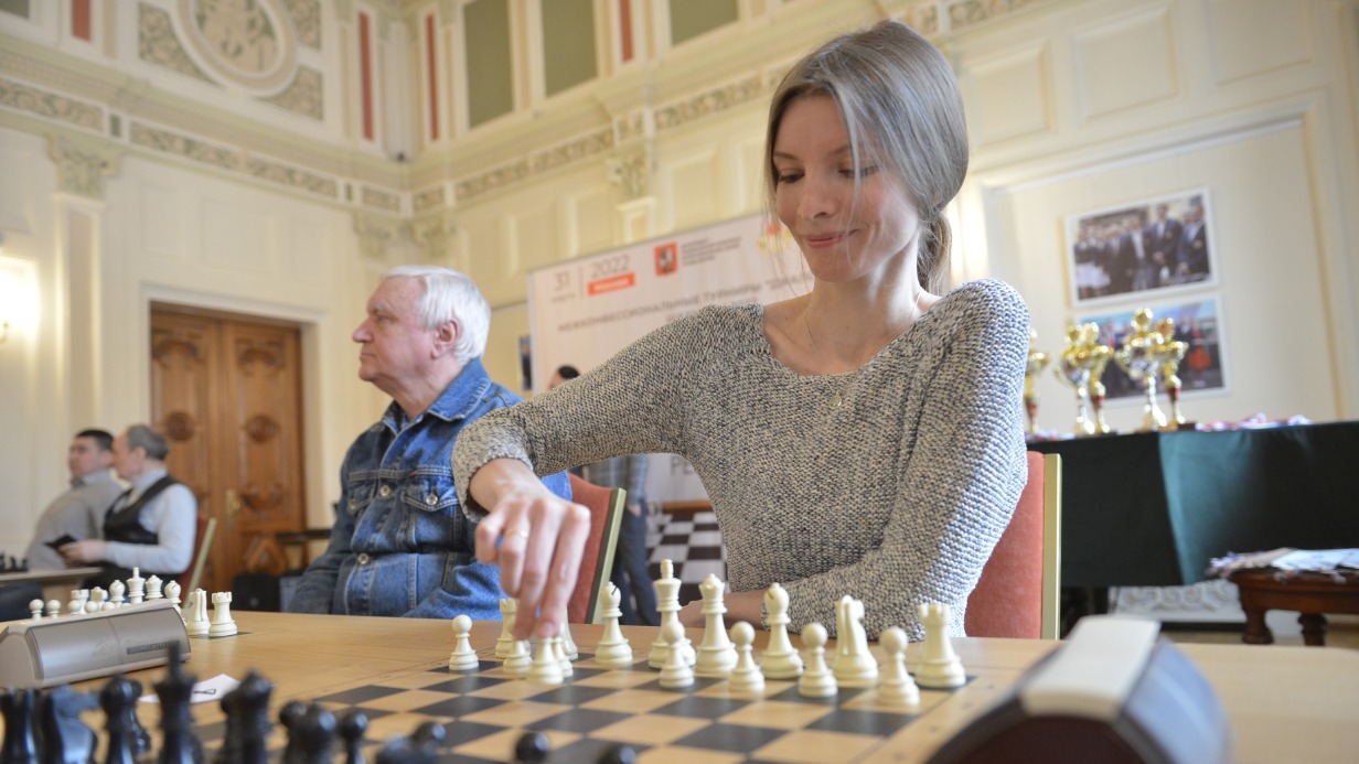 Лютеранка Елена Маркелова делает первый ход на межконфессиональном турнире по шахматам